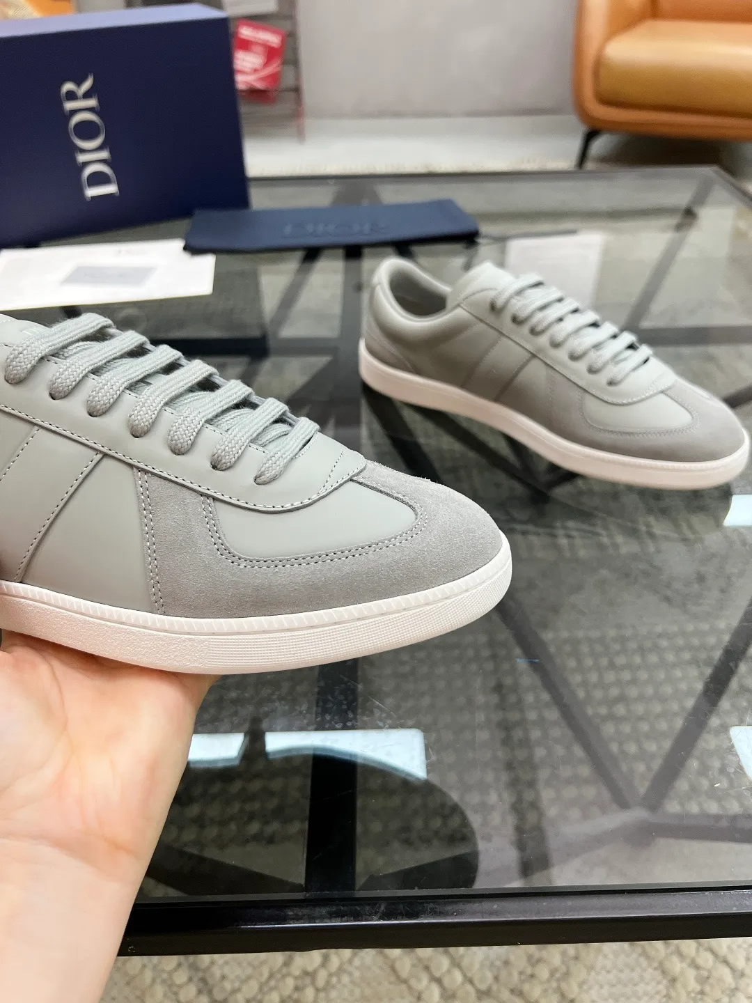 Factory price: 400💰🔍Top purchasing agent🇮🇹 Dior's super popular sneakers are available at the new counter simultaneously. The uppers are made from Italian original imported cowhide with cloth fabrics. The logo graphics are perfectly reproduced with complex craftsmanship that is necessary for fashionistas. Imported soft water-dyed cow lining and cowhide feet Sole: The original sole is specially provided by the original factory, the exclusive movable molded sole is super comfortable, the original factory follows the order, 🔍🔍high quality, you can enter and exit the counter at will, welcome to compare, the code number is 39-44 (order 38 45)